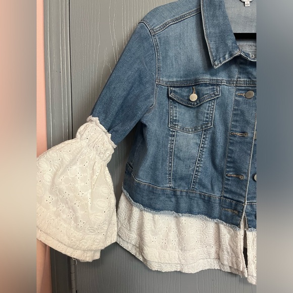 Pretty Crown & Ivy lace Jean jacket size large. - Picture 4 of 4